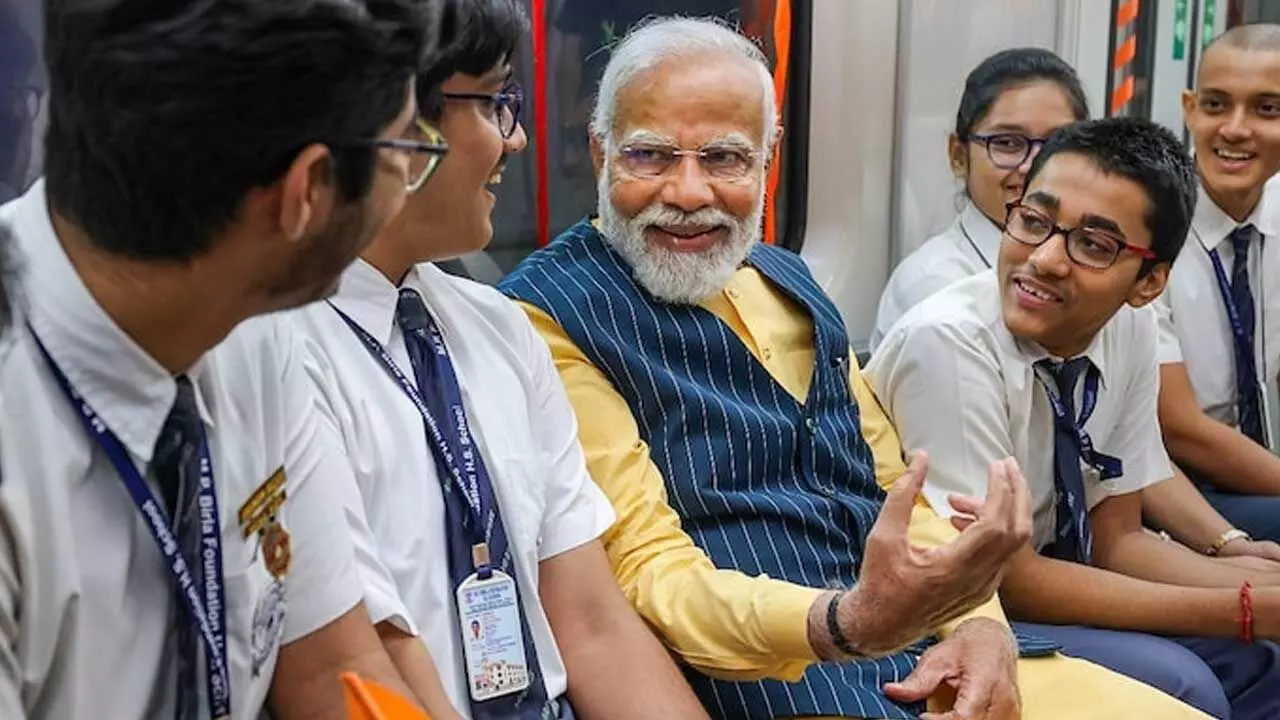 Kolkata : అండర్ వాటర్ మెట్రో రైలులో స్టూడెంట్స్ తో మోదీ Kolkata : అండర్ వాటర్ మెట్రో రైలులో స్టూడెంట్స్ తో మోదీ