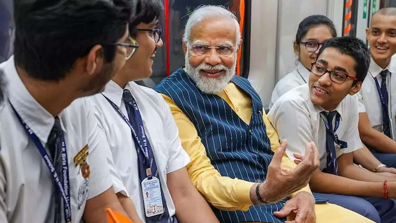 Kolkata : అండర్ వాటర్ మెట్రో రైలులో స్టూడెంట్స్ తో మోదీ Kolkata : అండర్ వాటర్ మెట్రో రైలులో స్టూడెంట్స్ తో మోదీ