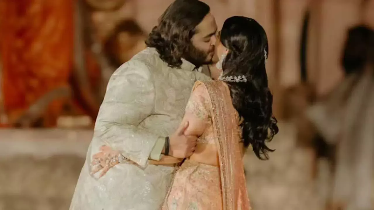 Ambani : హస్తక్షర్ సందర్భంగా అంబానీ, రాధిక మర్చంట్ల రొమాంటిక్ మూమెంట్ Ambani : హస్తక్షర్ సందర్భంగా అంబానీ, రాధిక మర్చంట్ల రొమాంటిక్ మూమెంట్