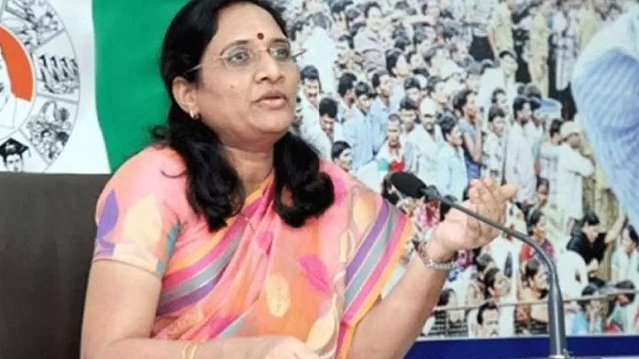 Breaking : మహిళా కమిషన్ ఛైర్ పర్సన్ వాసిరెడ్డి పద్మ రాజీనామా Breaking : మహిళా కమిషన్ ఛైర్ పర్సన్ వాసిరెడ్డి పద్మ రాజీనామా