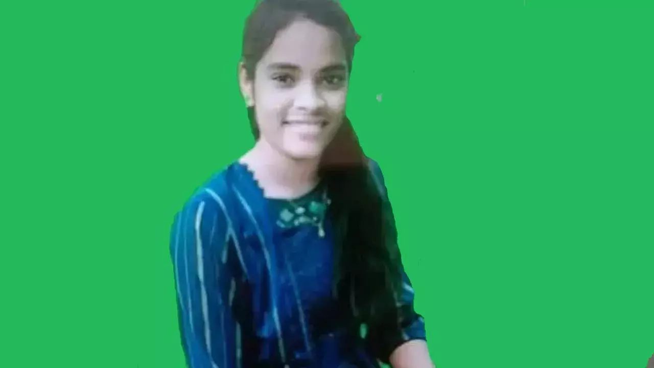 Tragedy : సబ్జెక్ట్లు తప్పిందని  తండ్రి మందలింపు..కూతురు ఆత్మహత్య Tragedy : సబ్జెక్ట్లు తప్పిందని  తండ్రి మందలింపు..కూతురు ఆత్మహత్య