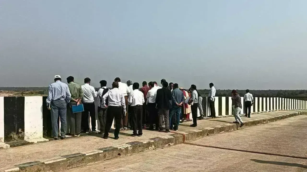 Medigadda Barrage: మేడిగడ్డను సందర్శించిన నిపుణుల బృందం Medigadda Barrage: మేడిగడ్డను సందర్శించిన నిపుణుల బృందం