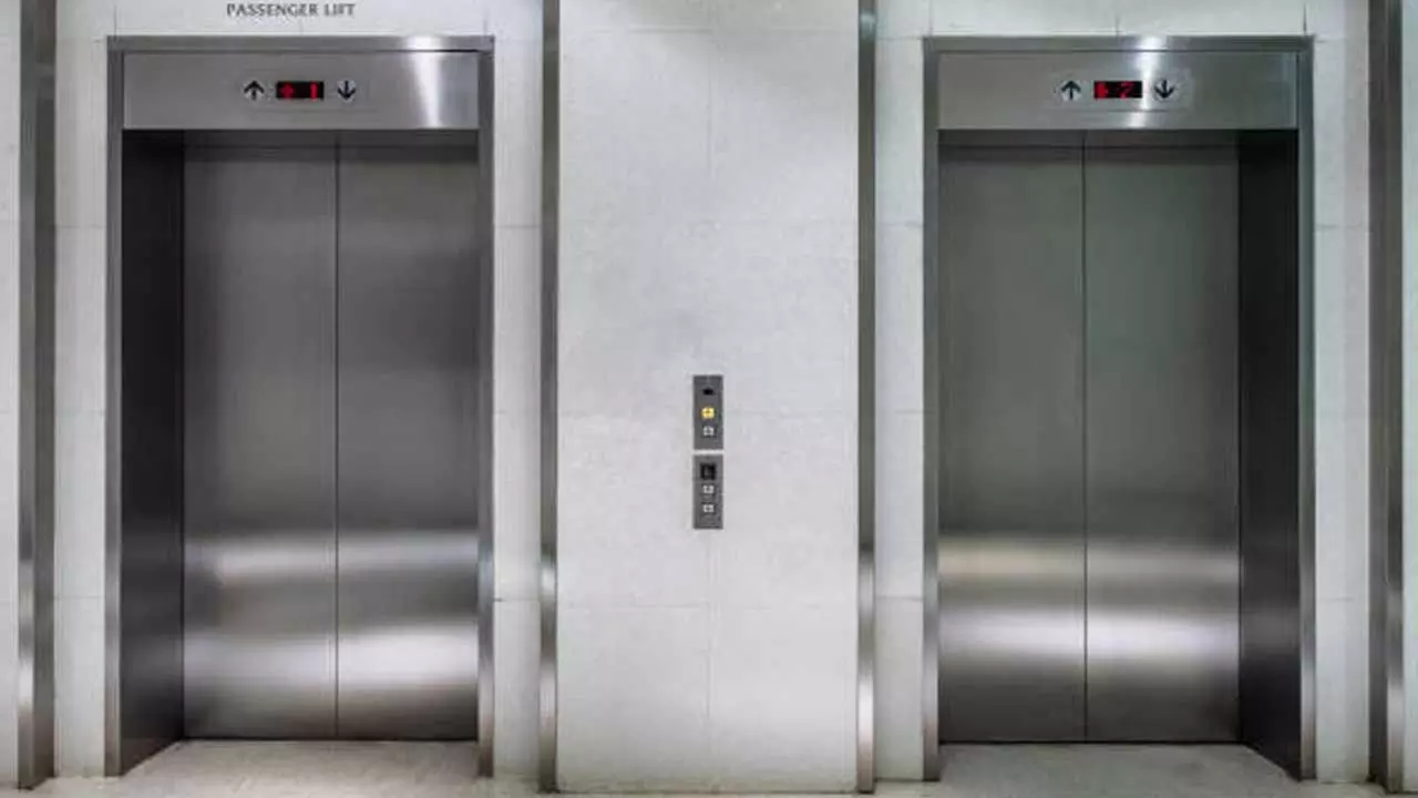 Lift Mishap : లిఫ్ట్లో రెండు గంటలపాటు ఇరుక్కుపోయిన వ్యక్తి Lift Mishap : లిఫ్ట్లో రెండు గంటలపాటు ఇరుక్కుపోయిన వ్యక్తి
