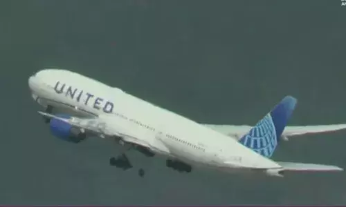 విమానం గాల్లో ఉండగానే ఊడిన టైర్..