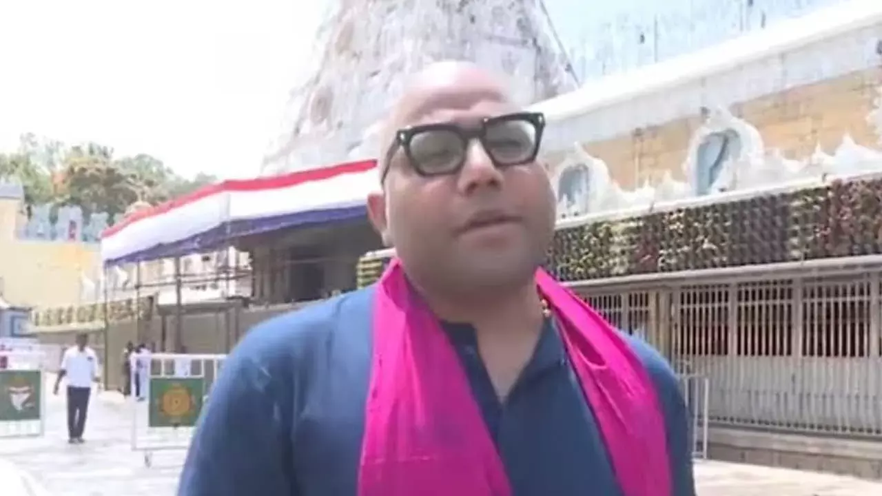 Sandeep Reddy Vanga : లుక్కు మార్చిన సందీప్ వంగా.. తిరుమలలో ప్రభాస్ మొక్కు! Sandeep Reddy Vanga : లుక్కు మార్చిన సందీప్ వంగా.. తిరుమలలో ప్రభాస్ మొక్కు!