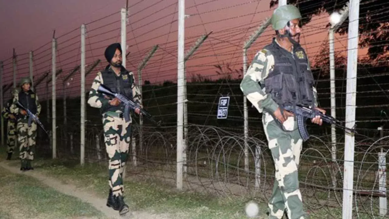 International News : పాకిస్తాన్ చొరబాటుదారున్ని కాల్చి చంపిన బీఎస్ఎఫ్ దళాలు