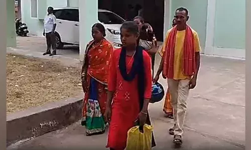 Black Magic : బ్లాక్ మ్యాజిక్ చేస్తున్నారనే అనుమానంతో గ్రామ బహిష్కరణ Black Magic : బ్లాక్ మ్యాజిక్ చేస్తున్నారనే అనుమానంతో గ్రామ బహిష్కరణ