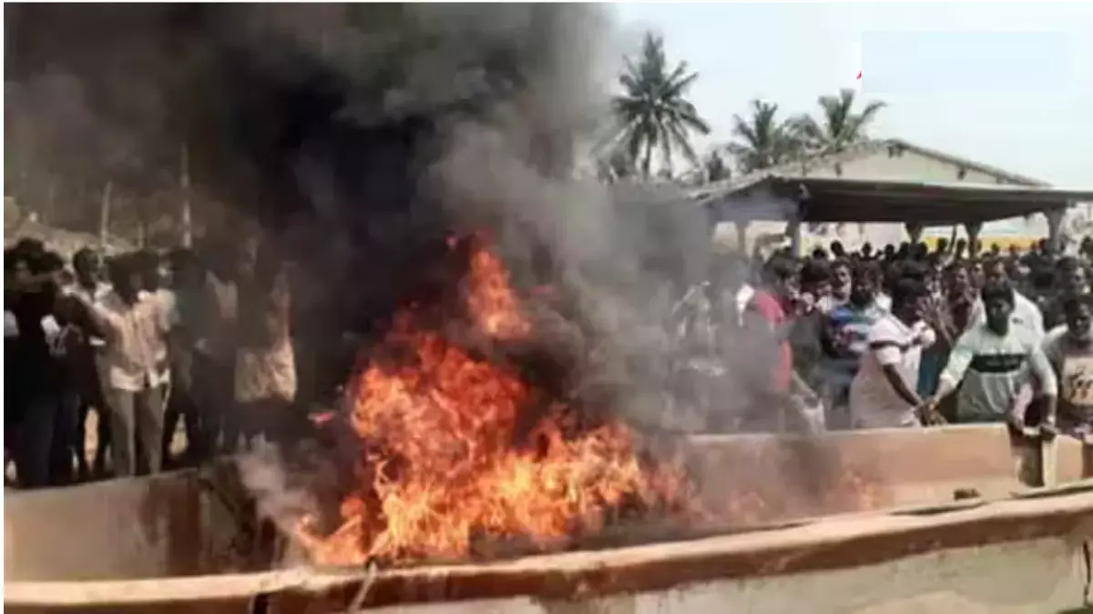 Kakinada : బోట్లకు నిప్పంటించి మరీ మత్స్యకారుల నిరసన Kakinada : బోట్లకు నిప్పంటించి మరీ మత్స్యకారుల నిరసన