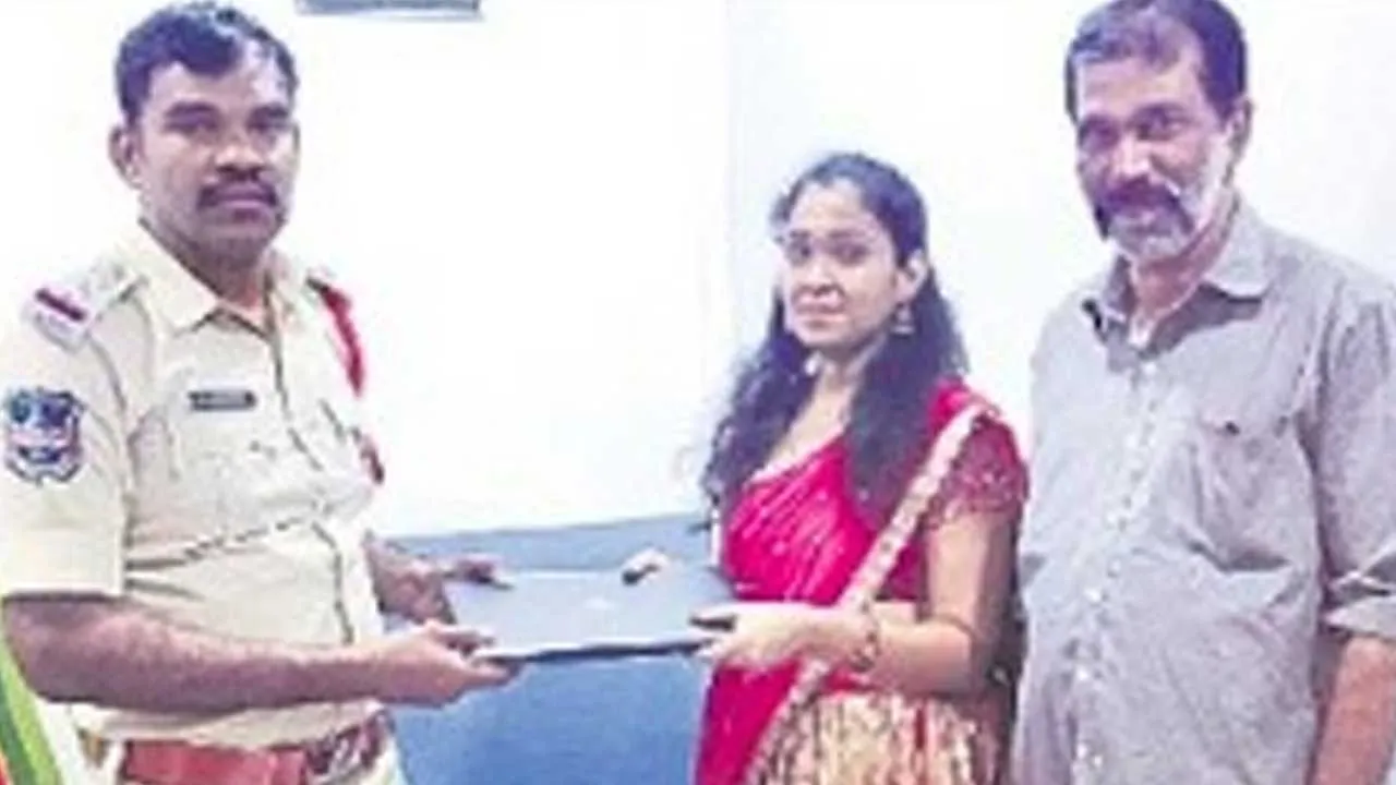 Laptop :  గ్రేట్..  పోగొట్టుకున్న ల్యాప్ టాప్  అప్పగింత Laptop :  గ్రేట్..  పోగొట్టుకున్న ల్యాప్ టాప్  అప్పగింత