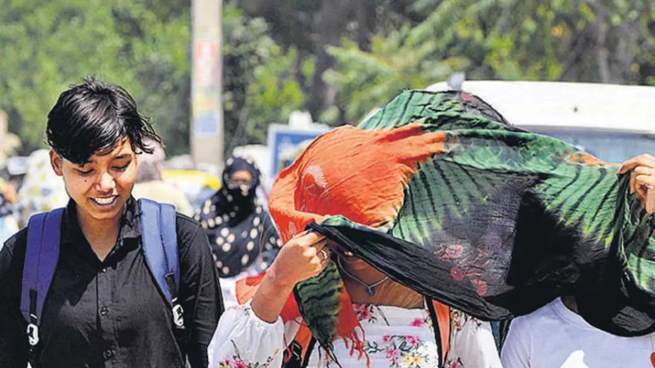 Heat Wave Alert : మాడు పగలకొట్టే ఎండలు.. మరో 4 డిగ్రీలు పెరిగాయ్ Heat Wave Alert : మాడు పగలకొట్టే ఎండలు.. మరో 4 డిగ్రీలు పెరిగాయ్
