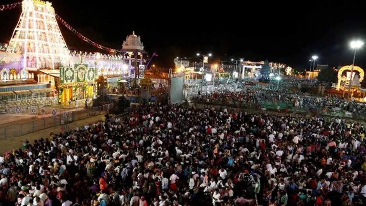 TTD : తిరుమలలో మళ్లీ జనం.. కాళహస్తి శివరాత్రి ఎఫెక్ట్ TTD : తిరుమలలో మళ్లీ జనం.. కాళహస్తి శివరాత్రి ఎఫెక్ట్