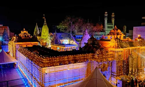 Maha Shivratri : శివరాత్రి రోజు 8 లక్షల మంది భక్తులతో కిక్కిరిసిన కాశీ విశ్వనాథ ఆలయం Maha Shivratri : శివరాత్రి రోజు 8 లక్షల మంది భక్తులతో కిక్కిరిసిన కాశీ విశ్వనాథ ఆలయం