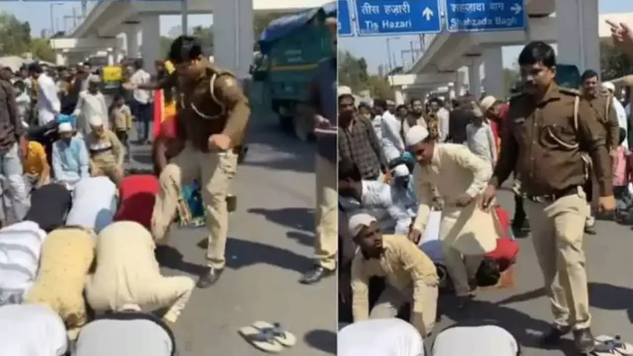 Police : రోడ్డుపై నమాజ్.. కాలితో తన్నిన పోలీస్ Police : రోడ్డుపై నమాజ్.. కాలితో తన్నిన పోలీస్