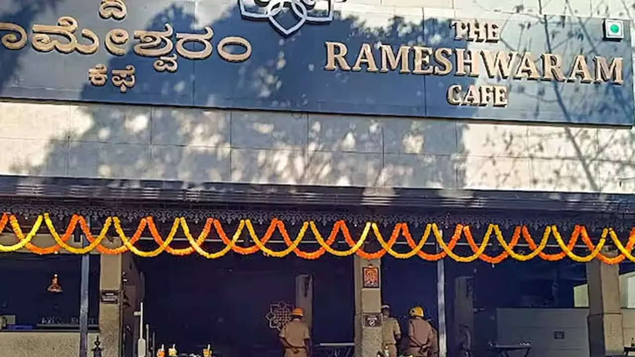 Rameshwaram Cafe : కట్టుదిట్టమైన భద్రత మధ్య రామేశ్వరం కేఫ్ ఓపెన్ Rameshwaram Cafe : కట్టుదిట్టమైన భద్రత మధ్య రామేశ్వరం కేఫ్ ఓపెన్