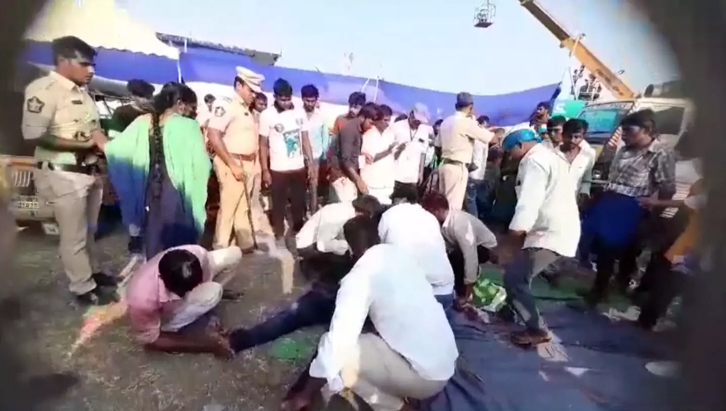 SAD: వైసీపీ సభలో తొక్కిసలాటలో ఒకరి మృతి SAD: వైసీపీ సభలో తొక్కిసలాటలో ఒకరి మృతి