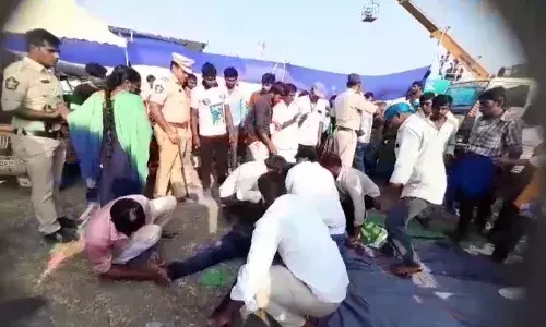 SAD: వైసీపీ సభలో తొక్కిసలాటలో ఒకరి మృతి SAD: వైసీపీ సభలో తొక్కిసలాటలో ఒకరి మృతి