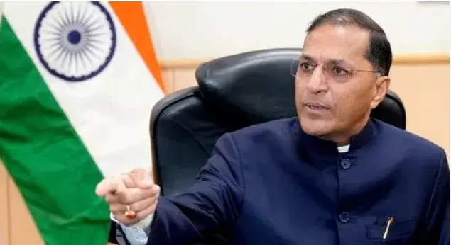 EC: ఎన్నికల కమిషనర్ రాజీనామాపై విపక్షాల అనుమానాలు