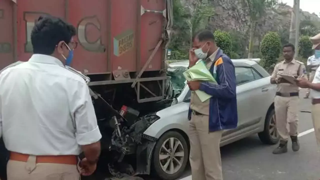 ORR : ఇలా కూడా ప్రమాదం జరగొచ్చు... రాజేంద్రనగర్ ఓఆర్ఆర్‌పై బీభత్సం