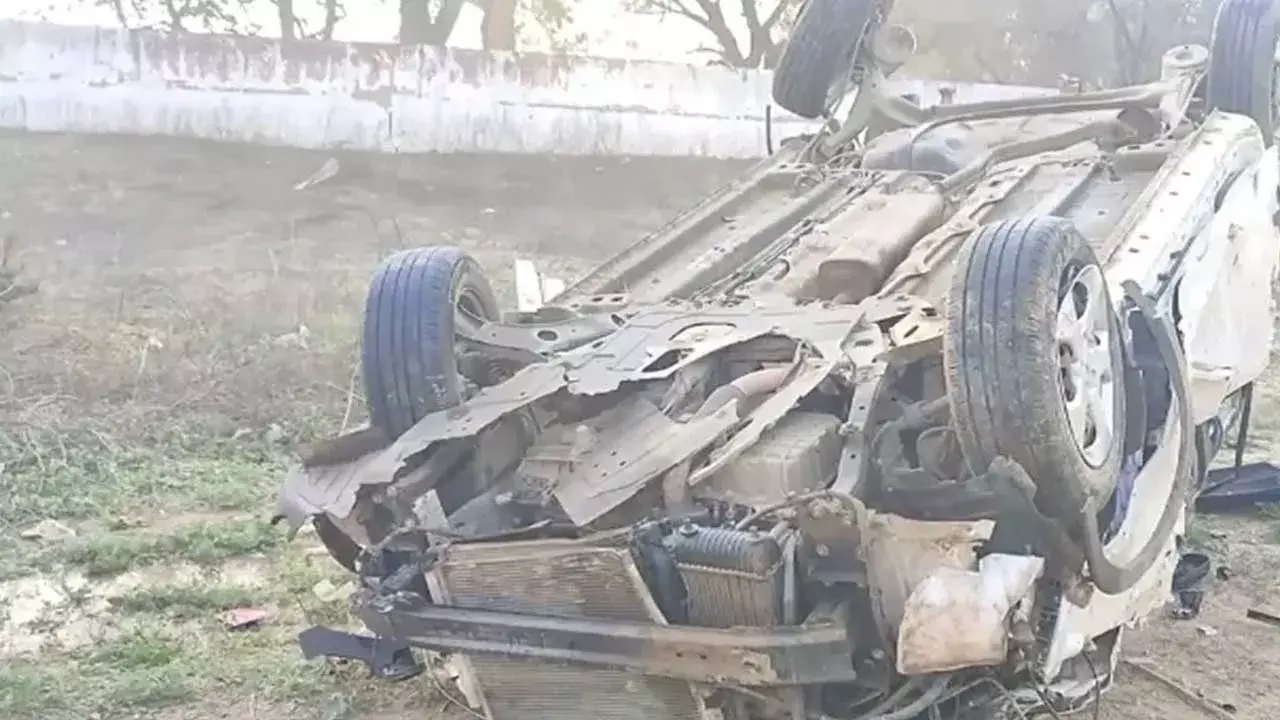 Fatal Accident : కారులో యముడు.. టైరు మారుస్తుండగా ఢీ.. ఆరుగురు మృతి