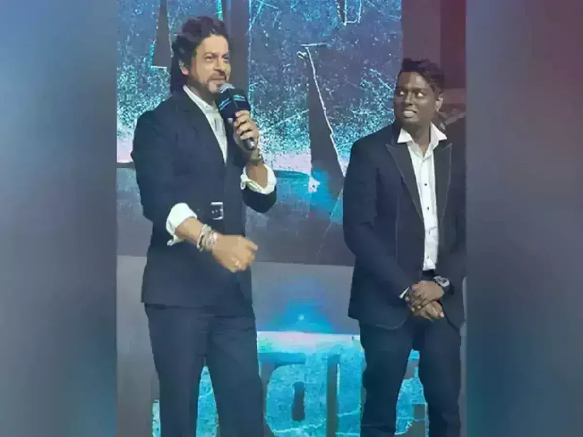 Bollywood : షారుఖ్ పాదాలు తాకిన అట్లీ.. వీడియో వైరల్ Bollywood : షారుఖ్ పాదాలు తాకిన అట్లీ.. వీడియో వైరల్
