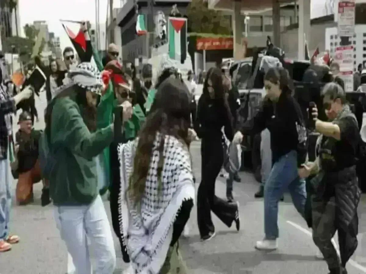 96th Academy Awards: ఆస్కార్ రెడ్ కార్పెట్ను అడ్డుకున్న నిరసనకారులు 96th Academy Awards: ఆస్కార్ రెడ్ కార్పెట్ను అడ్డుకున్న నిరసనకారులు