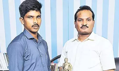 AP : కోడికత్తి శ్రీను పొలిటికల్ ఎంట్రీ ..  అమలాపురం నుంచి పోటీ AP : కోడికత్తి శ్రీను పొలిటికల్ ఎంట్రీ ..  అమలాపురం నుంచి పోటీ