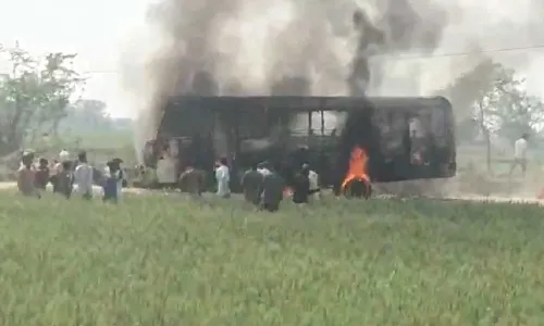 Truck Mishap : పెళ్లి బారాత్పైకి దూసుకెళ్లిన ట్రక్కు.. ఐదుగురు దుర్మరణం Truck Mishap : పెళ్లి బారాత్పైకి దూసుకెళ్లిన ట్రక్కు.. ఐదుగురు దుర్మరణం