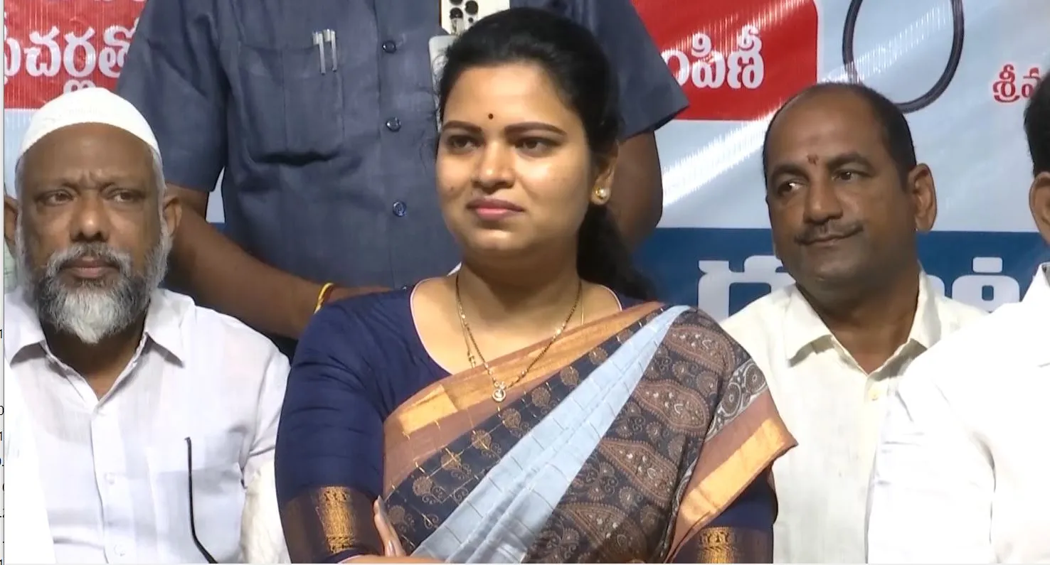 YCP: మంత్రి రజని ఆరున్నర కోట్లు లంచం తీసుకున్నారు YCP: మంత్రి రజని ఆరున్నర కోట్లు లంచం తీసుకున్నారు