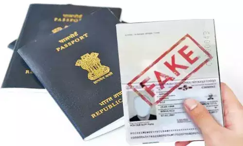 నకిలీ పాస్​పోర్ట్​ స్కామ్​లో ఇంటిదొంగలలు