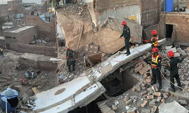 ఉపవాస సమయంలో కూలిన భవనం.. ఒకే కుటుంబంలోని నలుగురు