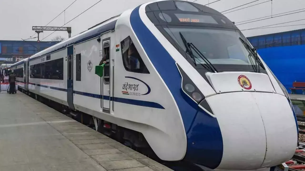 Vande Bharat : వందే భారత్ ఎక్స్ప్రెస్లో యువతుల గీతాలాపన.. నెటిజన్స్ ఫైర్ Vande Bharat : వందే భారత్ ఎక్స్ప్రెస్లో యువతుల గీతాలాపన.. నెటిజన్స్ ఫైర్