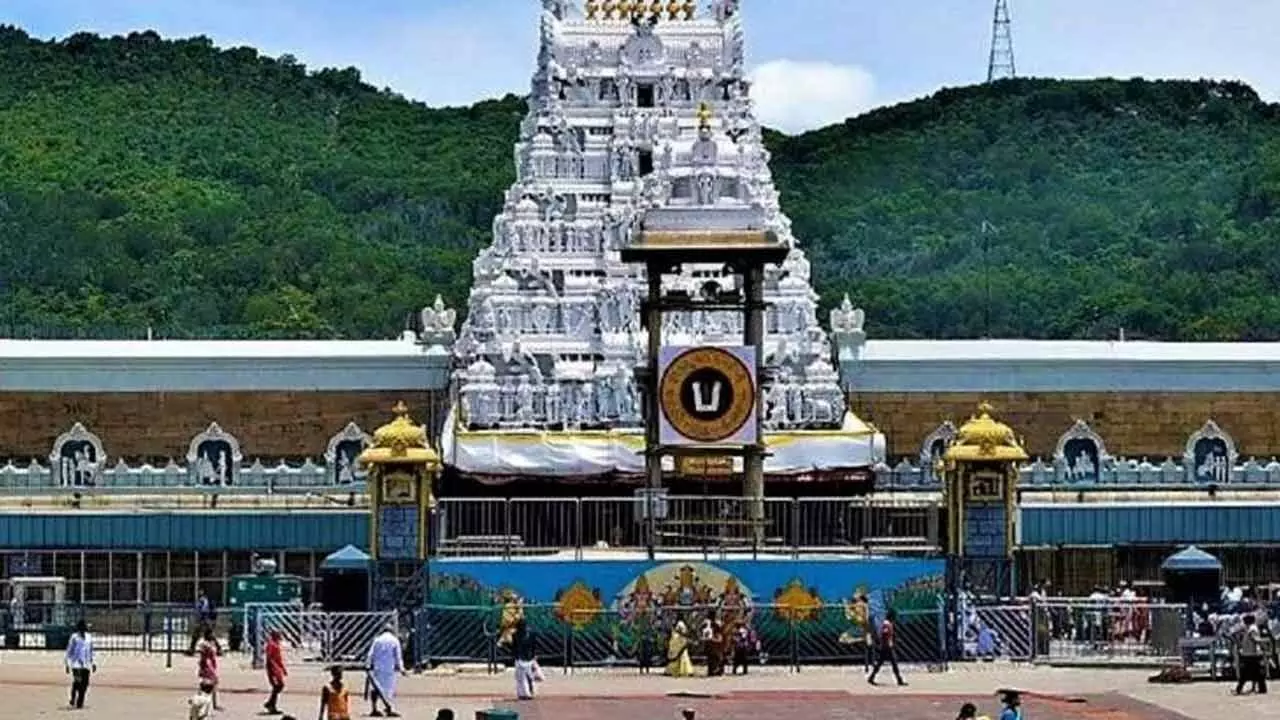 Tirumala : తిరుమలలో భక్తుల రద్దీ.. 18 గంటల టైమ్ Tirumala : తిరుమలలో భక్తుల రద్దీ.. 18 గంటల టైమ్