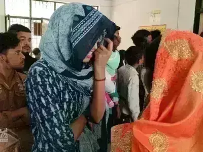 IAS Officer:   ముఖం కప్పుకుని సర్కార్ ఆస్పత్రికెళ్లిన లేడీ ఐఏఎస్‌