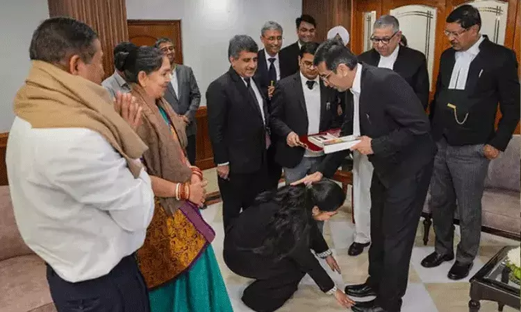 సుప్రీంకోర్టులో కుక్‌.. అమెరికాలో మాస్టర్స్‌ ఇన్‌ లా చదివేందుకు కుమార్తెకు స్కాలర్‌షిప్‌.. అభినందించిన సీజేఐ