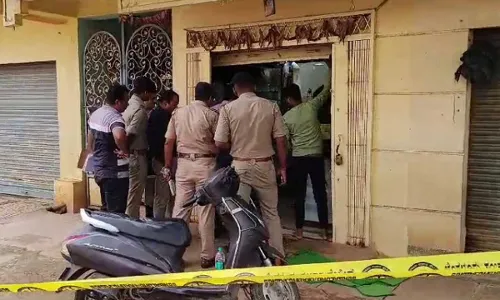 Jewelry Shop : జ్యువెలరీ షాపులో కాల్పులు, ఇద్దరికి గాయాలు Jewelry Shop : జ్యువెలరీ షాపులో కాల్పులు, ఇద్దరికి గాయాలు