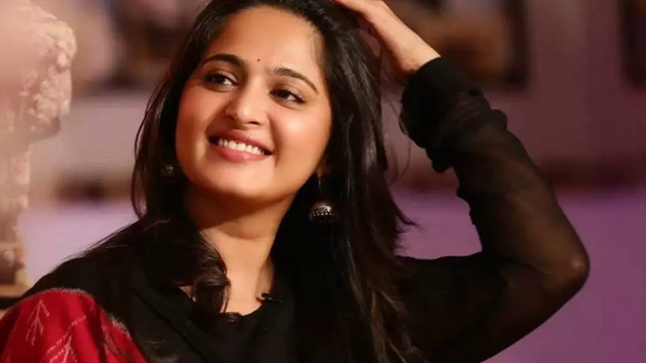 Anushka : మలయాళ సినిమాలో అనుష్కకు భారీ రెమ్యునరేషన్ Anushka : మలయాళ సినిమాలో అనుష్కకు భారీ రెమ్యునరేషన్