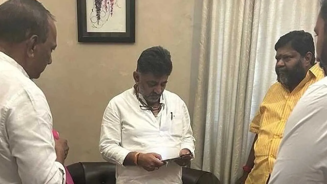 Breaking : డీకే శివకుమార్ను కలిసిన మల్లారెడ్డి Breaking : డీకే శివకుమార్ను కలిసిన మల్లారెడ్డి