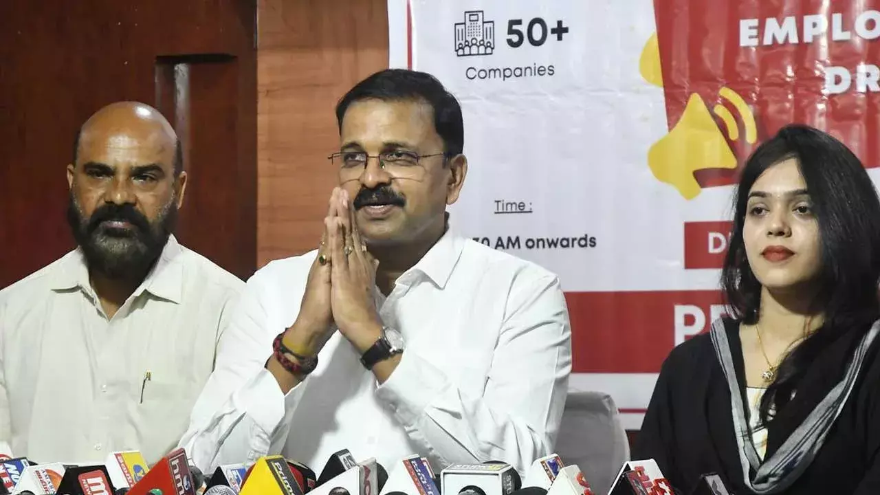 AP : విశాఖ నార్త్ నుంచి పోటీ చేస్తున్నా: లక్ష్మీనారాయణ AP : విశాఖ నార్త్ నుంచి పోటీ చేస్తున్నా: లక్ష్మీనారాయణ