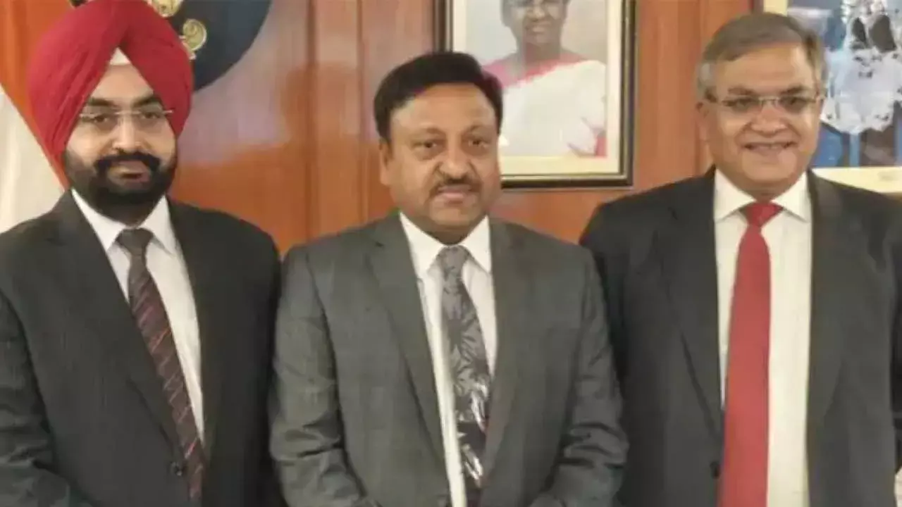 Election Commissioners : కొలువైన కొత్త ఎలక్షన్ కమిషనర్లు.. వాళ్ల బ్యాక్ గ్రౌండ్ తెలుసా?