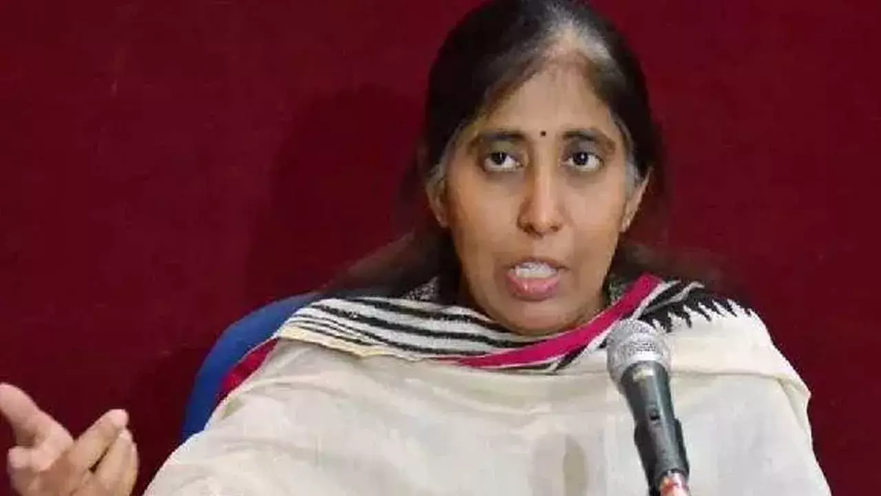 AP : వైఎస్ వివేకాకు నివాళులర్పించిన సునీత AP : వైఎస్ వివేకాకు నివాళులర్పించిన సునీత