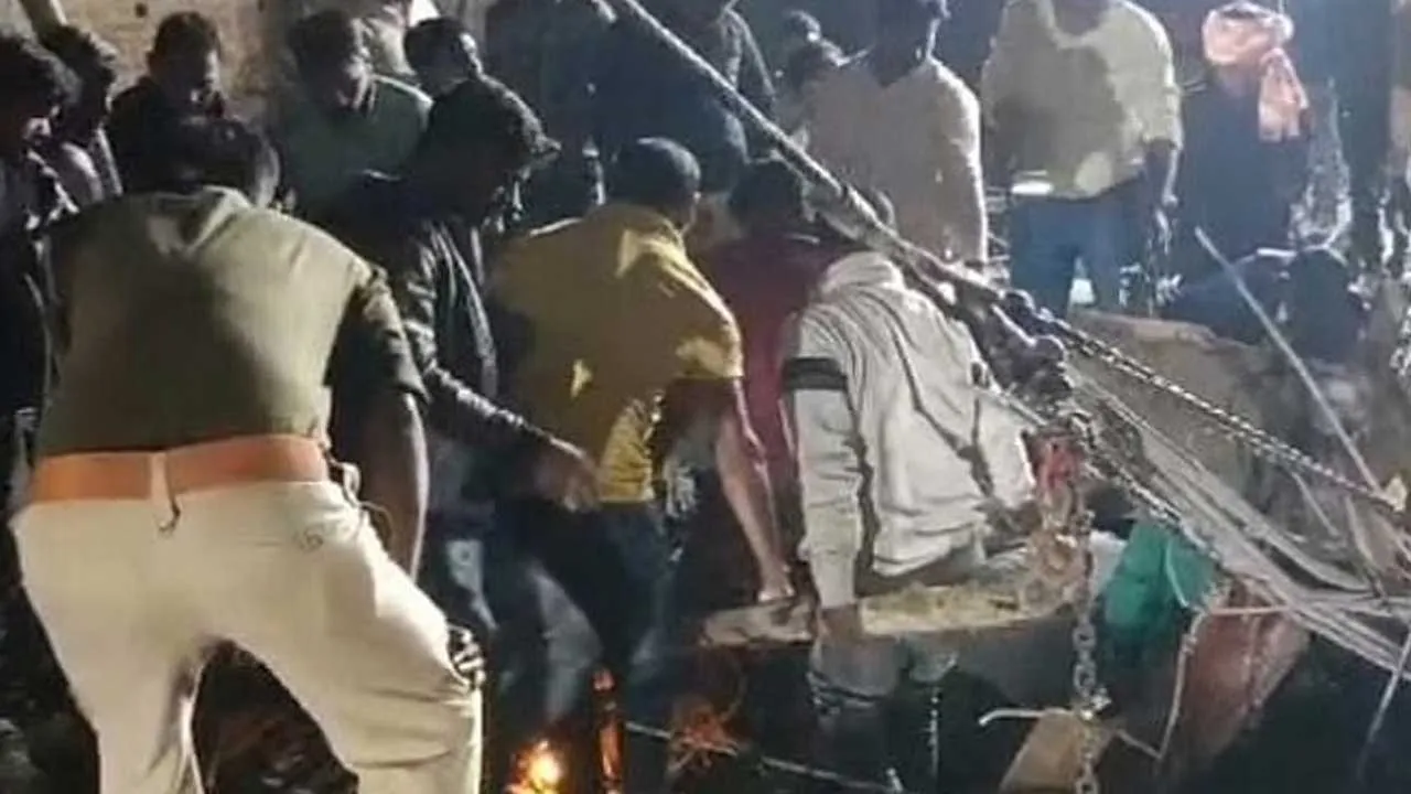 Tragic Incident : రిసార్ట్ పైకప్పు కూలిపోవడంతో ఇద్దరు కార్మికులు మృతి Tragic Incident : రిసార్ట్ పైకప్పు కూలిపోవడంతో ఇద్దరు కార్మికులు మృతి