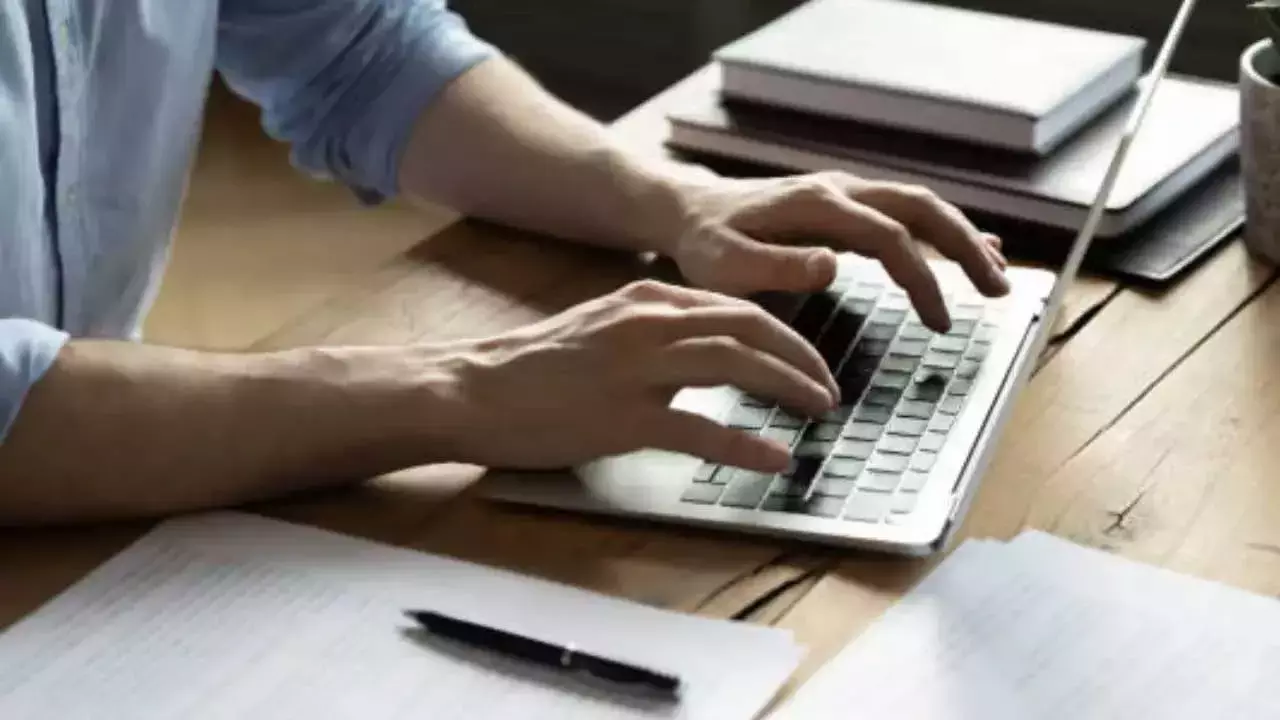 Book Of Record :  26ఏళ్లలో కేవలం ఒక్క రోజే సెలవు.. బుక్ ఆఫ్ రికార్డ్స్‌లో పేరు