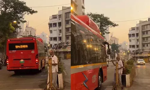 Bus Drivers : బస్సు డ్రైవర్లకు బిస్కెట్లు పంపిణీ చేసిన వృద్ధుడు