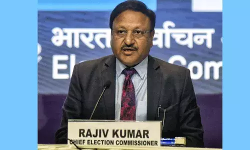 ప్రచార సమయంలో రెడ్ లైన్ దాటవద్దు: రాజకీయ పార్టీలకు ఈసీ హెచ్చరిక ప్రచార సమయంలో రెడ్ లైన్ దాటవద్దు: రాజకీయ పార్టీలకు ఈసీ హెచ్చరిక