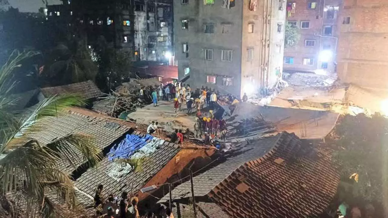 Kolkata : నిర్మాణంలో ఉన్న భవనం కుప్పకూలి, ఇద్దరు మృతి Kolkata : నిర్మాణంలో ఉన్న భవనం కుప్పకూలి, ఇద్దరు మృతి
