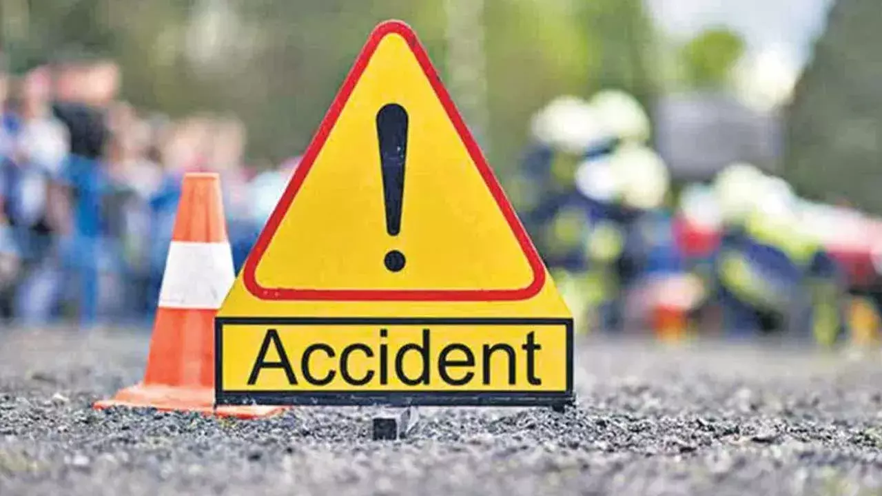 Road Accident : ఆగి ఉన్న లారీని ఢీ కొట్టిన బైక్.. ముగ్గురు మృతి Road Accident : ఆగి ఉన్న లారీని ఢీ కొట్టిన బైక్.. ముగ్గురు మృతి