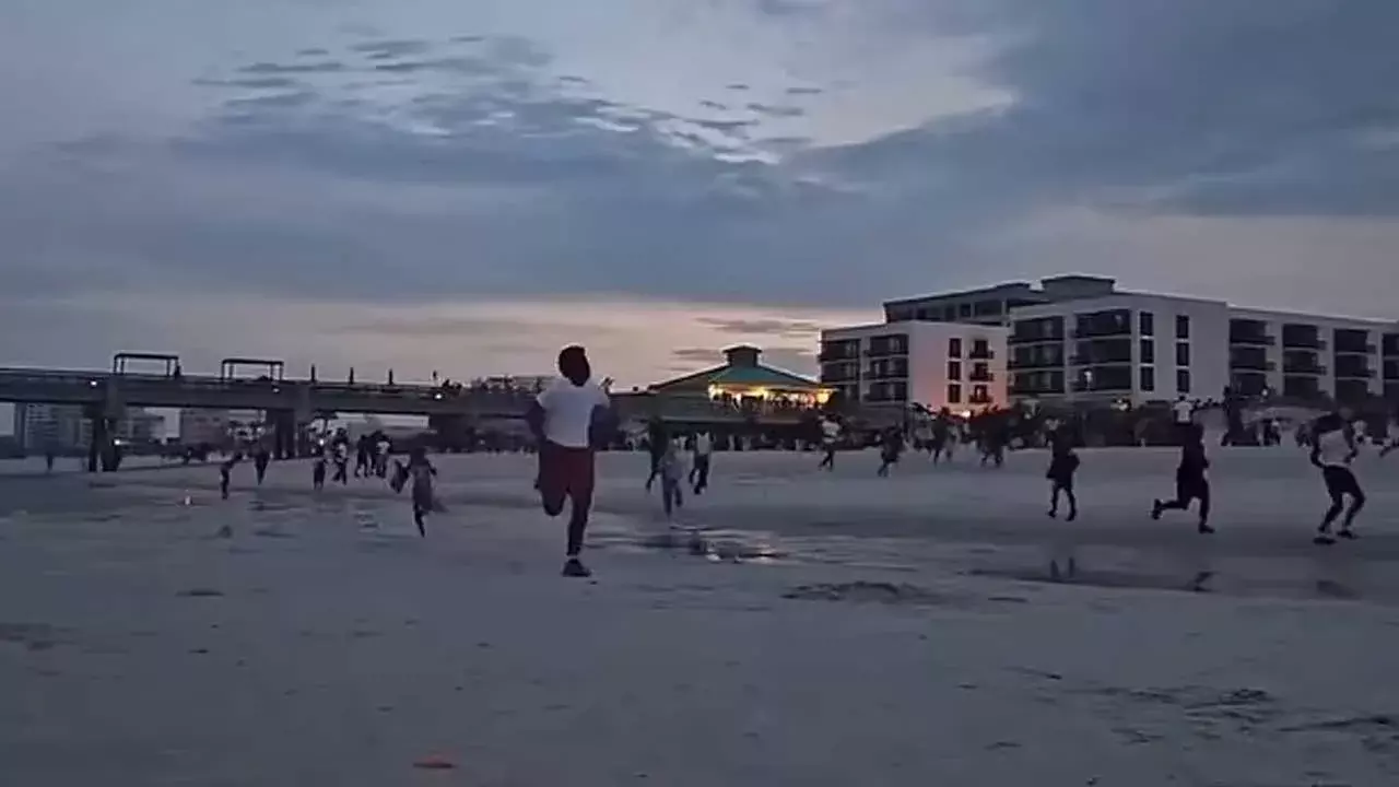 Beach Tragedy : బీచ్లో కాల్పులు.. ఒకరు మృతి, ఇద్దరికి గాయాలు Beach Tragedy : బీచ్లో కాల్పులు.. ఒకరు మృతి, ఇద్దరికి గాయాలు