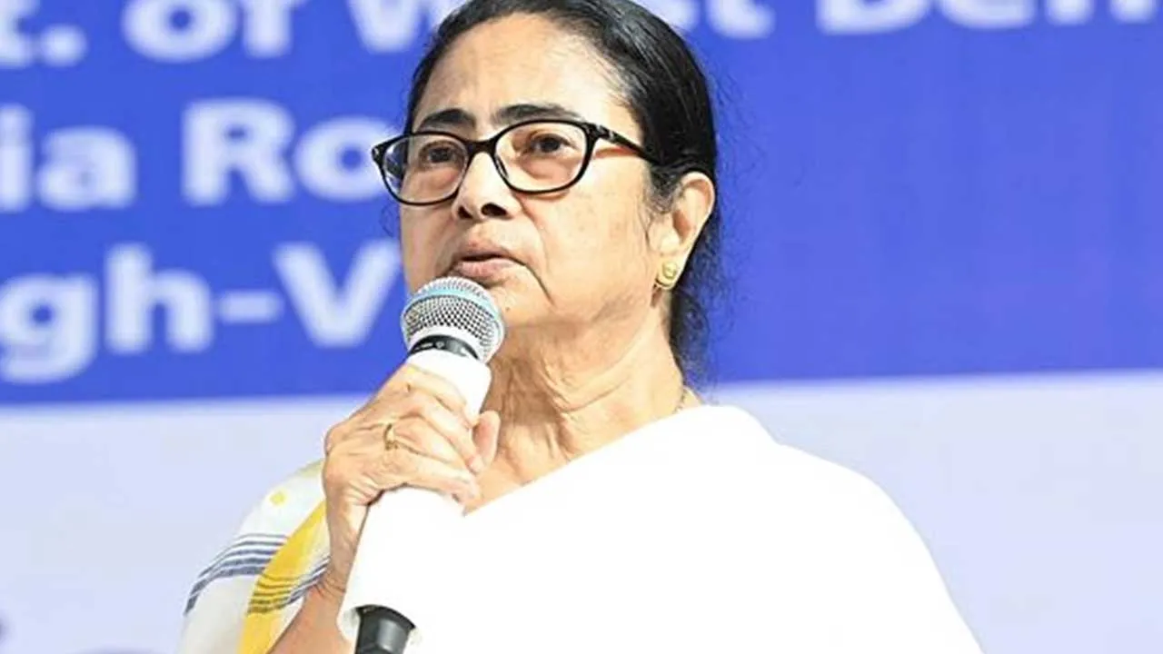 Kolkata : కోల్కతాలో ప్రమాదంపై మమత దిగ్భ్రాంతి.. నష్టపరిహారం ప్రకటన Kolkata : కోల్కతాలో ప్రమాదంపై మమత దిగ్భ్రాంతి.. నష్టపరిహారం ప్రకటన
