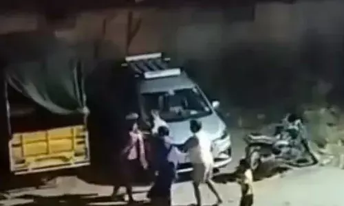 Car Parking : తమ ఇంటి ముందు కారు పార్క్ చేశారని.. దంపతులపై దాడి