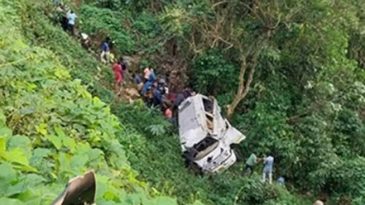 Accident : లోయలో పడ్డ టూరిస్ట్ వెహికిల్.. ముగ్గురు మృతి Accident : లోయలో పడ్డ టూరిస్ట్ వెహికిల్.. ముగ్గురు మృతి